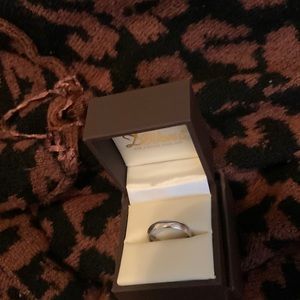 I’m selling a man or woman’s ring it’s a size 6 it is either for a man or woman